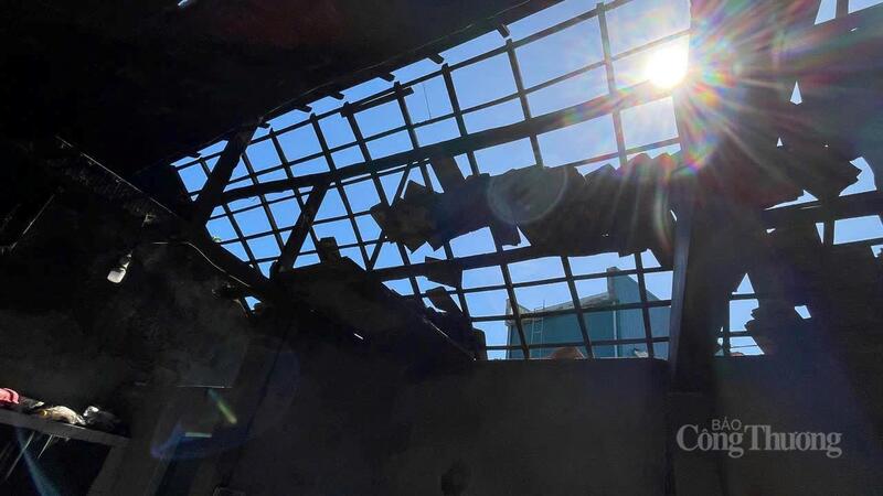 Nhiều mái nhà chỉ còn lại vài viên ngói