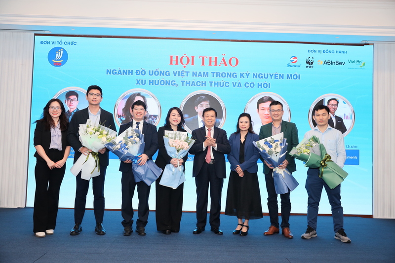 Các đại biểu chụp hình lưu niệm tại hội thảo