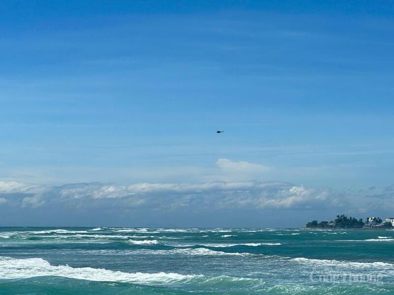 Lực lượng không quân của Bộ Quốc phòng đang tìm kiếm 3 người dân bị nạn trên biển tại Lý Sơn