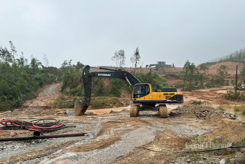 Hiện nay chính quyền địa phương đã chủ động cấm đường và di dời người dân ra khỏi khu vực có nguy cơ sạt lở để đảm bảo an toàn. Ảnh: Trọng Tùng