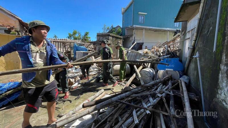 Lực lượng công an tỉnh Quảng Ngãi kịp thời hỗ trợ người dân dọn dẹp