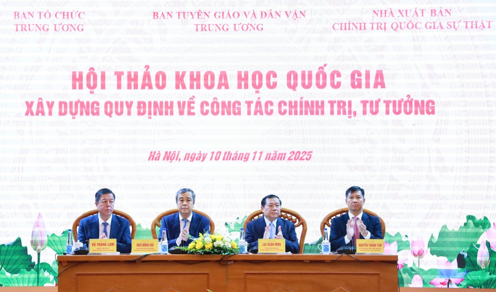 Các đại biểu chủ trì Hội thảo. Ảnh: Trần Vương