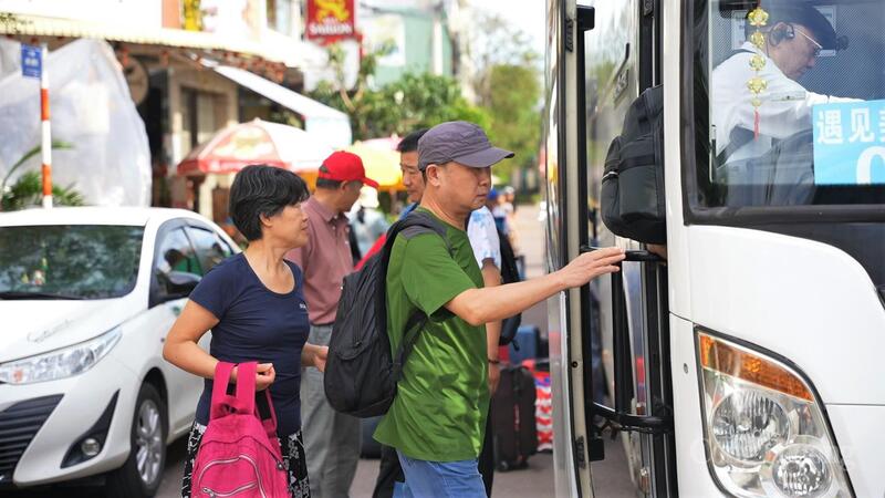 Hành khách lên xe trung chuyển đến ga Tuy Hòa (tỉnh Đắk Lắk), quãng đường khoảng 100km.