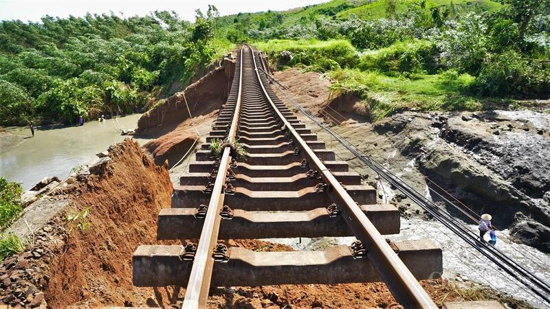 Đoạn đường ray hư hỏng làm tê liệt hoàn toàn hoạt động tàu Bắc - Nam qua khu vực này.