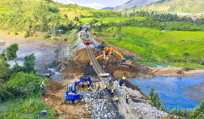 Hàng trăm công nhân và thiết bị vẫn khắc phục sự cố sạt lở trên tuyến đường sắt Bắc - Nam, đoạn giữa ga Diêu Trì (tỉnh Gia Lai) và ga Tuy Hòa (tỉnh Đắk Lắk). Ảnh: Hiền Mai