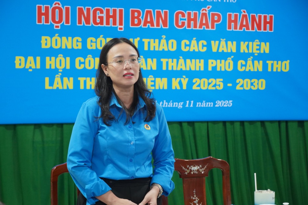 Bà Lê Thị Sương Mai – Chủ tịch LĐLĐ TP Cần Thơ phát biểu tại hội nghị. Ảnh: Tạ Quang