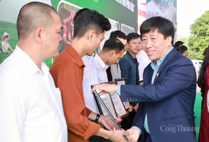 Ông Vương Thế Mẫn, Tỉnh ủy viên, Giám đốc Sở Công Thương trao giấy chứng nhận cho các Doanh nghiệp, hợp tác xã, hộ kinh doanh tham gia sự kiện.