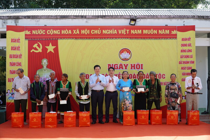 Phó Thủ tướng Mai Văn Chính tặng quà cho các hộ gia đình tiêu biểu tại xã Bắc Khánh Vĩnh.