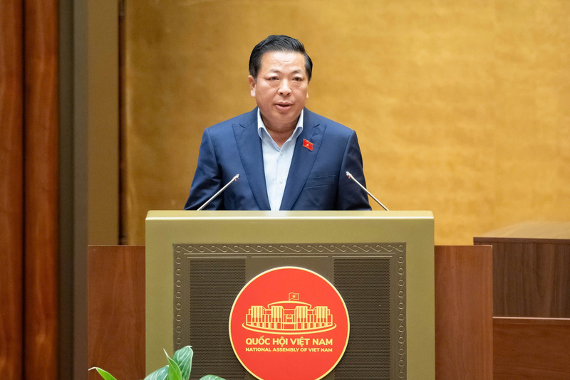 Bộ trưởng Bộ Xây dựng Trần Hồng Minh trình bày Tờ trình của Chính phủ về chủ trương đầu tư Dự án đầu tư xây dựng Cảng hàng không quốc tế Gia Bình. Ảnh: VPQH