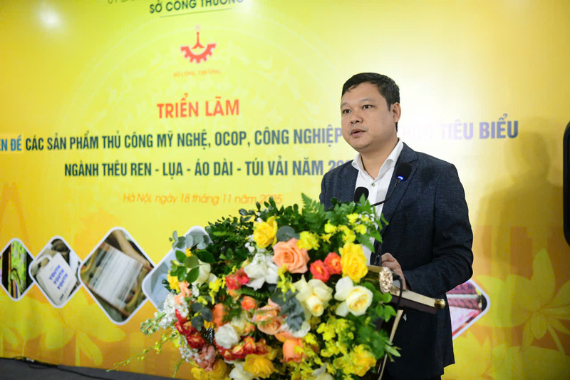 Ông Hoàng Quân, Phó Giám đốc Trung tâm Khuyến công và Xúc tiến thương mại Hà Nội phát biểu khai mạc triển lãm. Ảnh: N.H