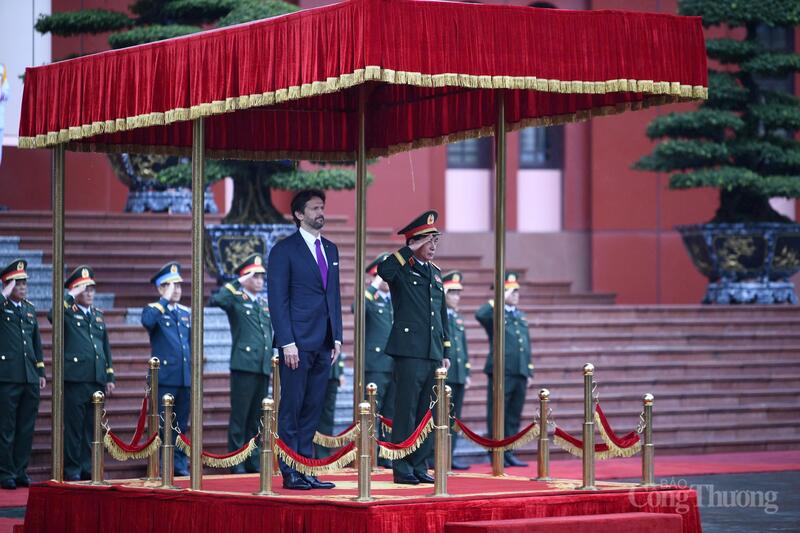 Lễ đón ông Robert Kalinak, Phó Thủ tướng, Bộ trưởng Bộ Quốc phòng Slovakia do Đại tướng Phan Văn Giang chủ trì.