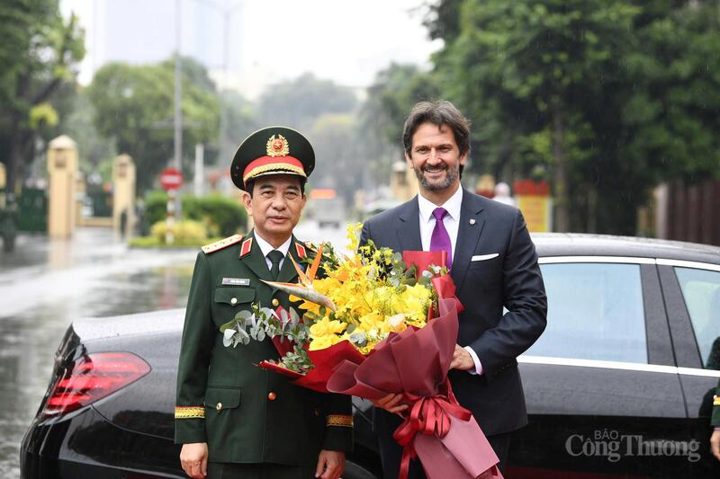 Đại tướng Phan Văn Giang và ông Robert Kalinak, Phó Thủ tướng, Bộ trưởng Bộ Quốc phòng Slovakia