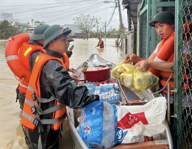 Các chiến sĩ bộ đội phát lương thực cho người dân vùng rốn lũ.