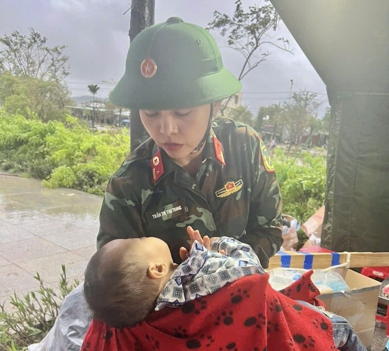 Thiếu tá Nguyễn Thị Thu Trang xử lý ép tim, khai thông đường thở, ủ ấm cho bé trai bị ngạt nước.