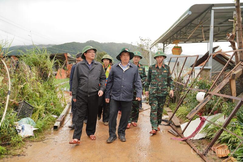 Phó Thủ tướng Hồ Quốc Dũng và Bí thư Tỉnh ủy Lâm Đồng Y Thanh Hà Niê Kđăm đi kiểm tra tại nơi ngập lụt. Ảnh: Lê Sơn