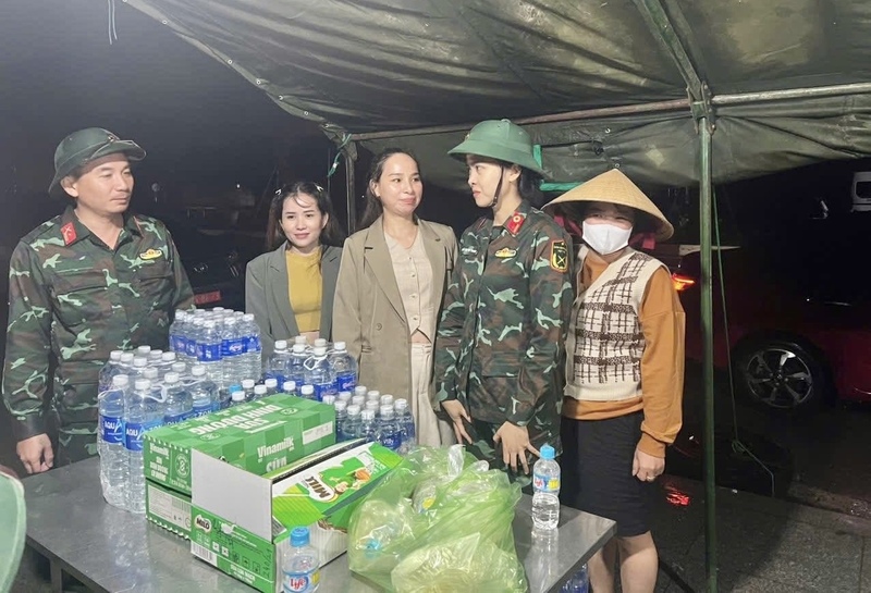 Trạm tiếp nhận, phân phối hàng cứu trợ khẩn cấp tại trục đường Công viên Long Vân, phường Quy Nhơn Bắc.