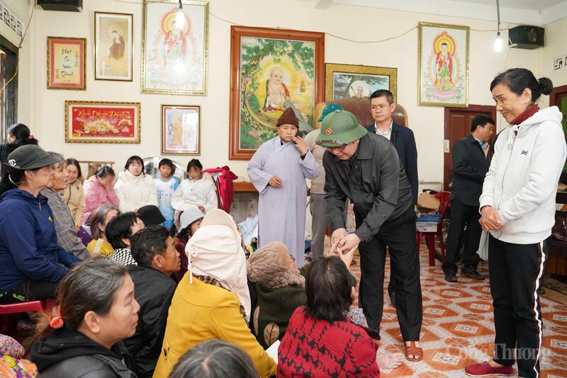 Phó Thủ tướng cùng đoàn công tác thăm hỏi và động viên người dân tại khu vực sơ tán. Ảnh: Lê Sơn