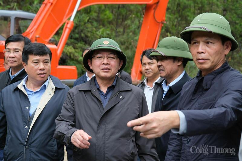 Phó Thủ tướng Hồ Quốc Dũng trực tiếp chỉ đạo tại hiện trường vụ sạt lở tại đèo Mimosa Đà Lạt. Ảnh: Lê Sơn