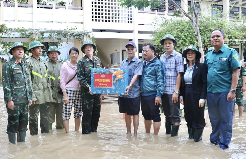 Đoàn công tác tặng quà cho Trường THCS Nhơn Bình. Ảnh: H.P