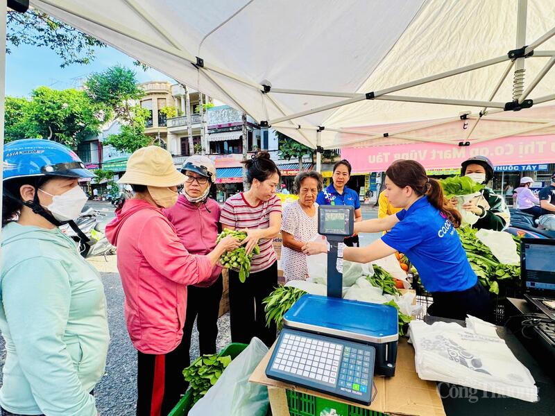 Người dân mua rau, củ với giá cả phải chăng trước bão giá thị trường.