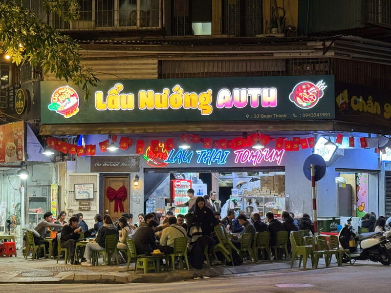 Quán lẩu nướng tại số 33 Quán Thánh lấn chiếm vỉa hè ngay khu vực ngã 3.