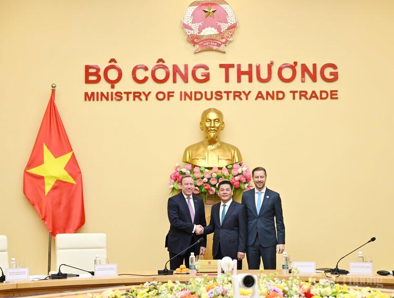 Bộ trưởng Bộ Công Thương Nguyễn Hồng Diên cùng đại diện cấp cao Hội đồng doanh nghiệp EU - ASEAN.