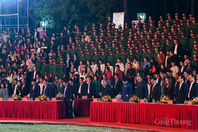 Tại chương trình, Thủ tướng Phạm Minh Chính và các đại biểu đã dành một phút mặc niệm các nạn nhân bị thiệt mạng trong mưa lũ tại miền Trung - Tây Nguyên. Ảnh: Nam Nguyễn