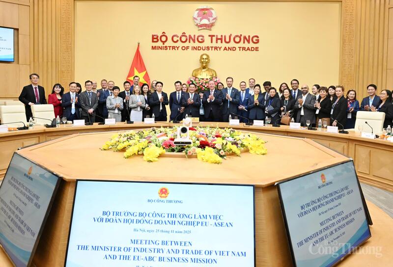 Các đại biểu chụp ảnh lưu niệm tại buổi làm việc.