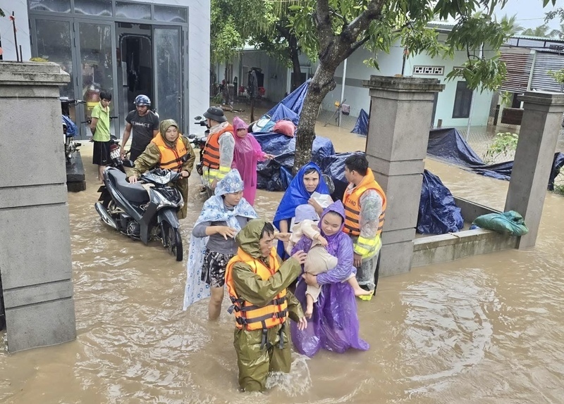 Nhiều bộ/ngành kích hoạt đồng bộ các phương án ứng phó mưa lũ, tập trung khắc phục sự cố điện, bảo đảm cung ứng lương thực và kiểm soát giá tại khu vực Trung Bộ. Ảnh: Hiền Mai.