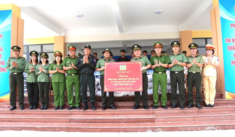 Đoàn công tác của Văn phòng Bộ Công an trao tặng 50 tấn gạo và nhiều nhu yếu phẩm thiết yếu nhằm chung tay hỗ trợ người dân vượt qua khó khăn sau mưa lũ. Ảnh: CACC