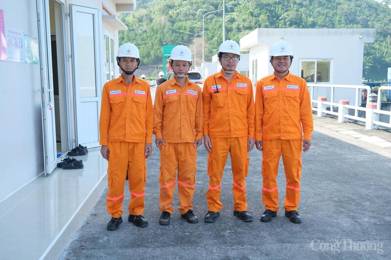 Trong thời gian mưa lũ vừa qua, Công ty Thủy điện Đồng Nai đã huy động lực lượng trực 24/24 tại đập tràn và nhà máy để theo dõi tình hình và phối hợp điều tiết. Ảnh: Lê Sơn