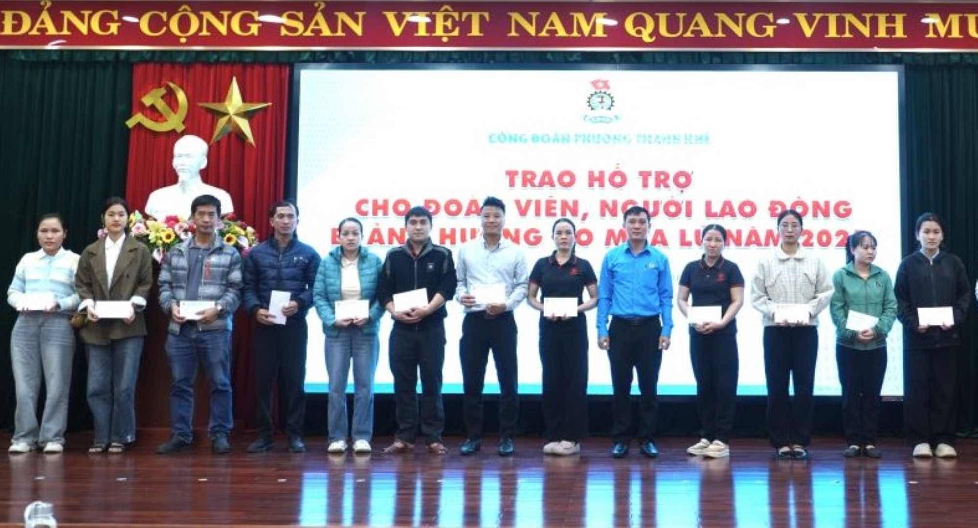 Công đoàn Thanh Khê, Đà Nẵng trao hỗ trợ cho đoàn viên, người lao động bị ảnh hưởng mưa lũ. Ảnh: Trần Thi