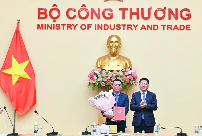 Bộ trưởng Nguyễn Hồng Diên trao Quyết định điều động, bổ nhiệm có thời hạn ông Tô Xuân Bảo giữ chức Phó Viện trưởng và giao Quyền Viện trưởng Viện Năng lượng. Ảnh: Nam Nguyễn