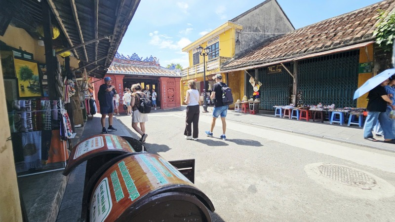 Mô hình phân loại rác thải tại nguồn góp phần giữa môi trường du lịch sạch, thân thiện môi trường ở phố cố Hội An, Đà Nẵng. Ảnh: Nguyễn Hoàng