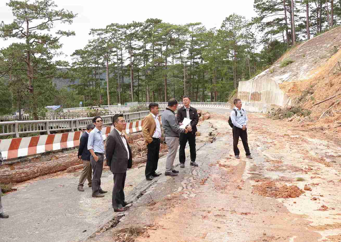 Phó Chủ tịch UBND tỉnh Lâm Đồng Nguyễn Hồng Hải cùng đoàn công tác kiểm tra đoạn sạt lở trên đèo D'ran. Ảnh: Phúc Khánh