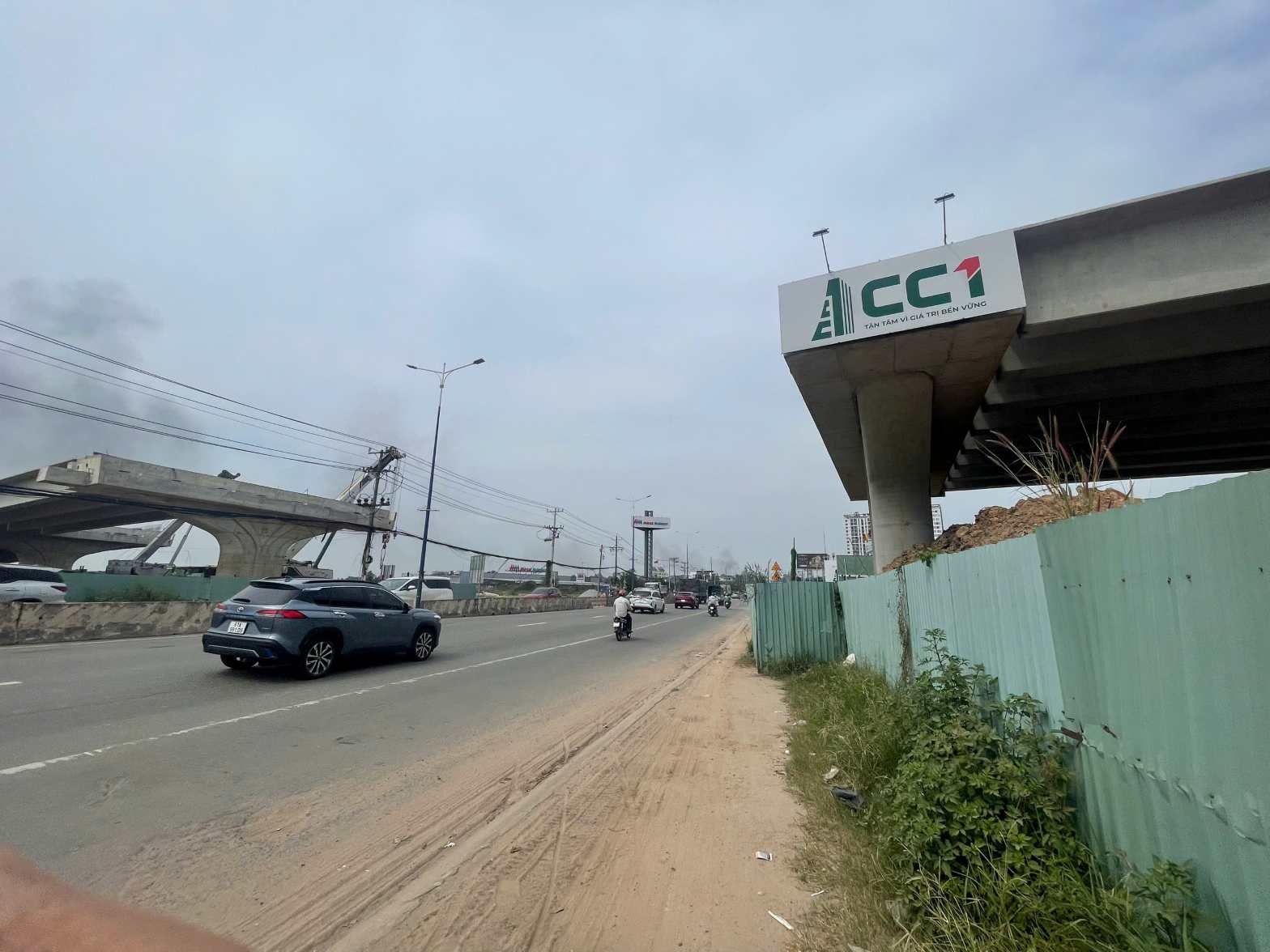 Dự kiến đến ngày 19.12, dầm cầu vượt băng qua Quốc lộ 13 sẽ được lắp đặt hoàn thành. Ảnh: Đình Trọng