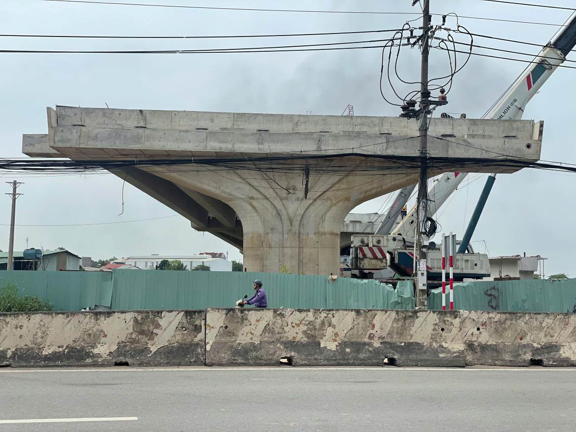 Công trình cầu vượt băng qua Quốc lộ 13. Ảnh: Đình Trọng