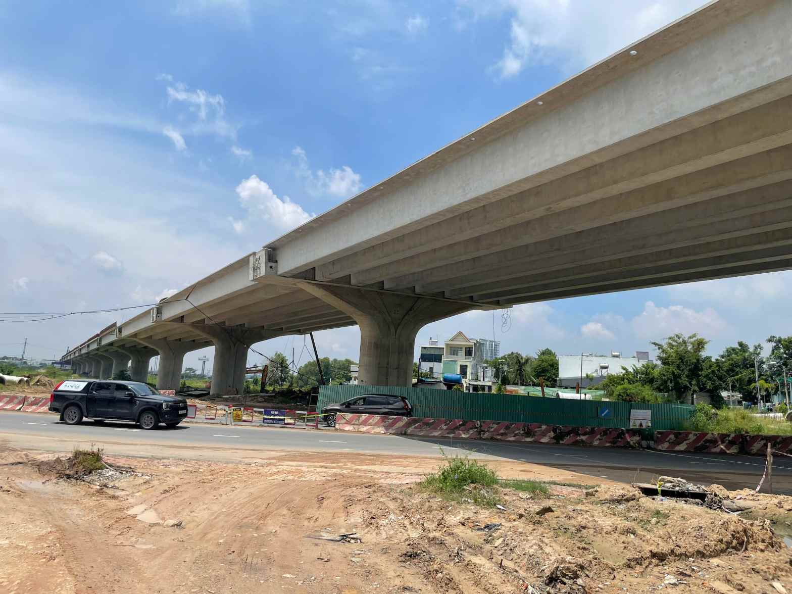 Dầm cầu vượt băng qua đường Nguyễn Thị Minh Khai đã được lắp đặt. Ảnh: Đình Trọng