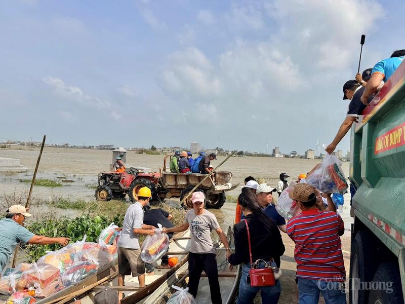 Những chuyến xe tiếp cận khu vực bị ảnh hưởng nặng bởi mưa lũ.