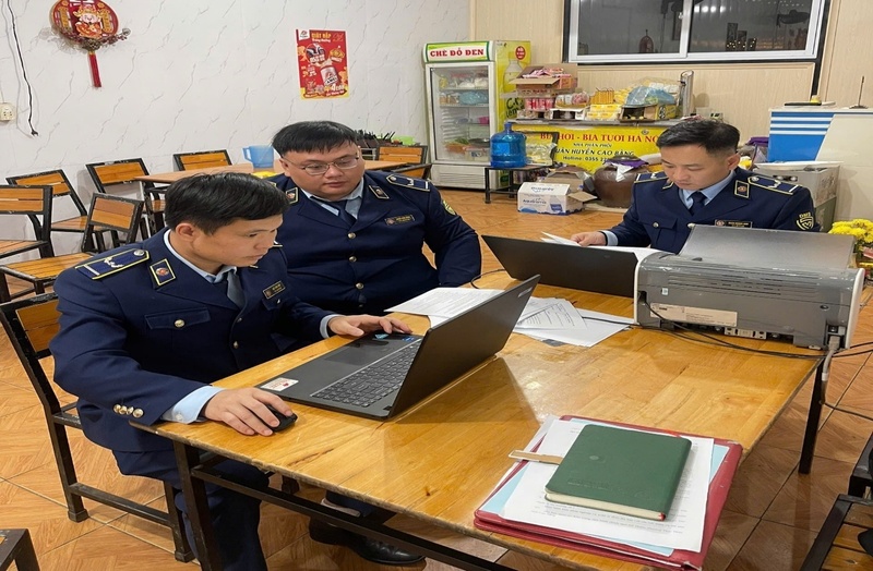 Đội Quản lý thị trường số 1 lập biên bản xử lý hộ kinh doanh vi phạm. Ảnh: Quản lý thị trường Cao Bằng.