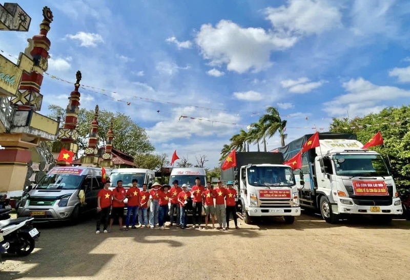 Những chuyến “xe 0 đồng” chở 30 tấn hàng hóa, nhu yếu phẩm của Team 81 Gia Lai đồng loạt lên đường, hướng về vùng lũ phía Đông tỉnh. Ảnh: ĐVCC