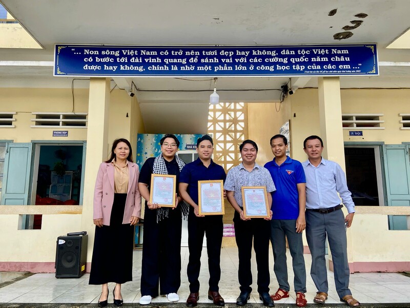 Các nhà tài trợ nhận thư cảm ơn của địa phương.