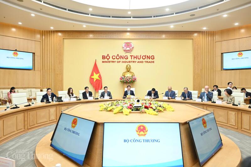 Quang cảnh buổi làm việc. Ảnh: Cấn Dũng