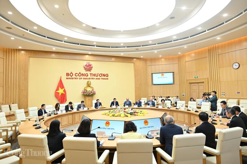Tham dự buổi làm việc có đại diện lãnh đạo các đơn vị, Cục, Vụ trực thuộc Bộ Công Thương. Ảnh: Cấn Dũng