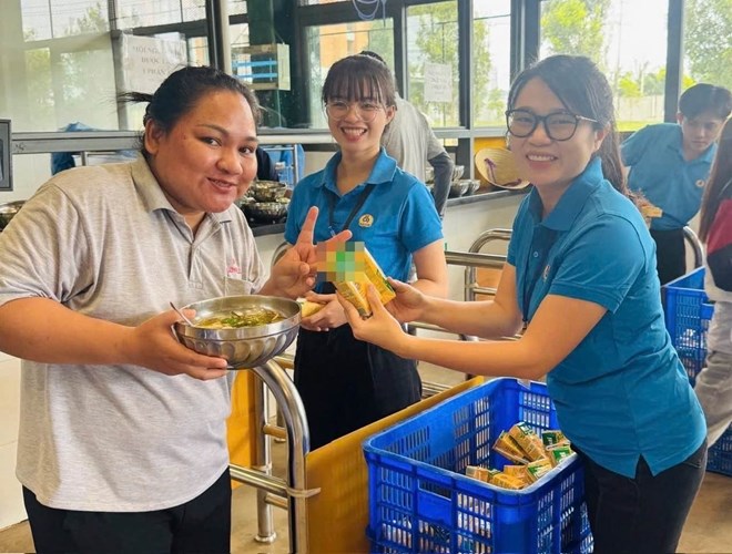 Tặng sữa cho đoàn viên, người lao động ở Đồng Nai