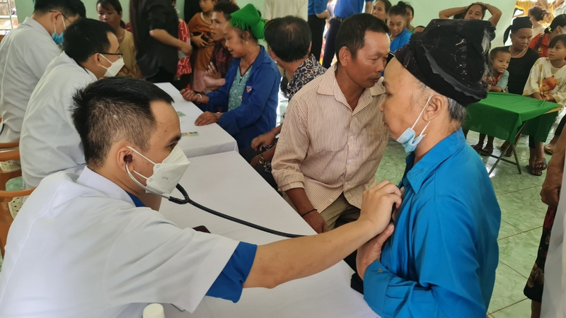 Khám sức khỏe miễn phí cho người dân vùng đồng bào dân tộc thiểu số, miền núi tỉnh Nghệ An