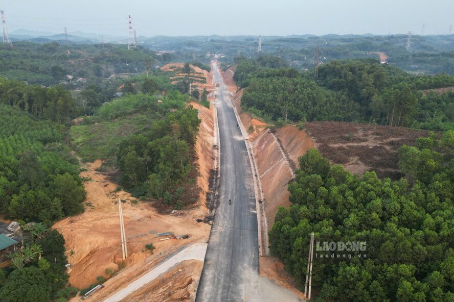 Tuyến đường chạy xuyên đồi keo tạo thành những taluy nối tiếp nhau. Ảnh: Tô Công.