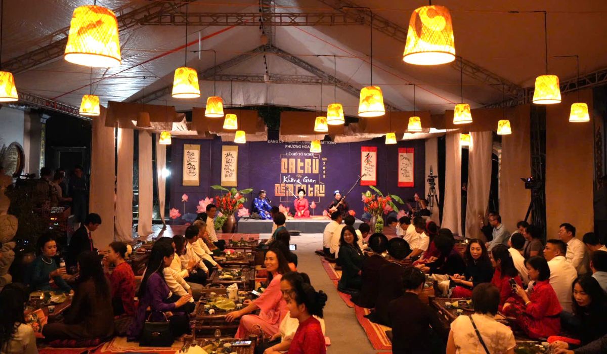 Không gian văn hóa độc đáo tại lễ giỗ Tổ nghề Ca trù. Ảnh: Phường Hòa Bình