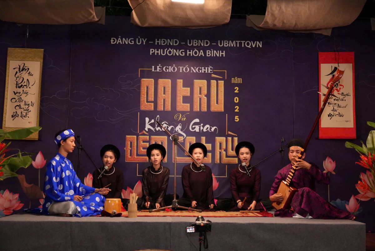 Người dân Đồng Môn luôn đầy tự hào khi là địa phương duy nhất của Hải Phòng có nhiều em học sinh biết hát ca trù. Ảnh: Hòa Bình