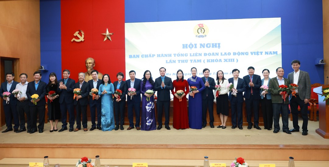 Lãnh đạo Tổng Liên đoàn Lao động Việt Nam tặng hoa, chia tay các đồng chí thôi tham gia Ban Chấp hành Tổng Liên đoàn Lao động Việt Nam khóa XIII. Ảnh: Hải Nguyễn